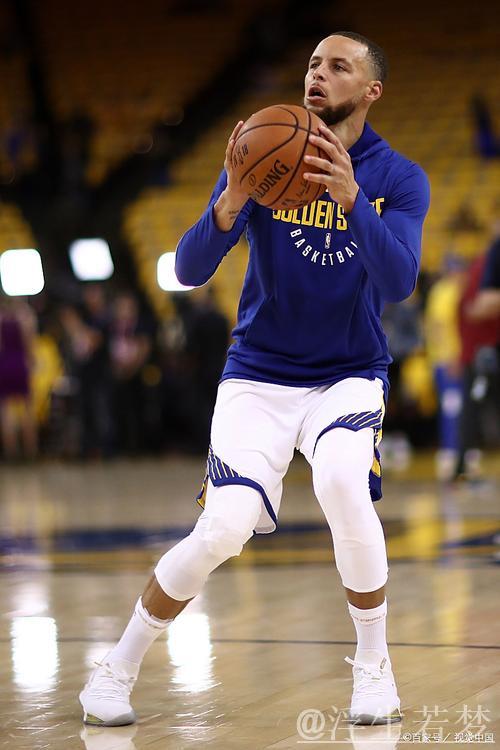 “库里三分雨洒52分 勇士力克灰熊”